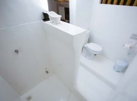 Hospedaria do Quadrado Suíte Decck lindo banheiro com dois ambientes Trancoso Bahia