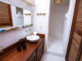 Hospedaria do Quadrado Suíte Decck lindo banheiro com dois ambientes Trancoso Bahia