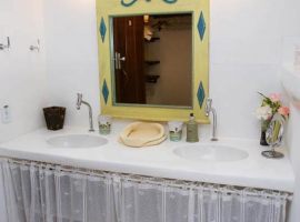 Hospedaria do Quadrado Suíte Luxo Banheiro com janela Quadrado Trancoso Bahia