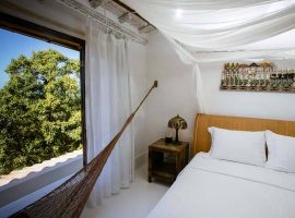 Hospedaria do Quadrado Suíte Luxo cama tamanho queen, frigobar silencioso, TV tela plana com Sky Quadrado Trancoso Bahia